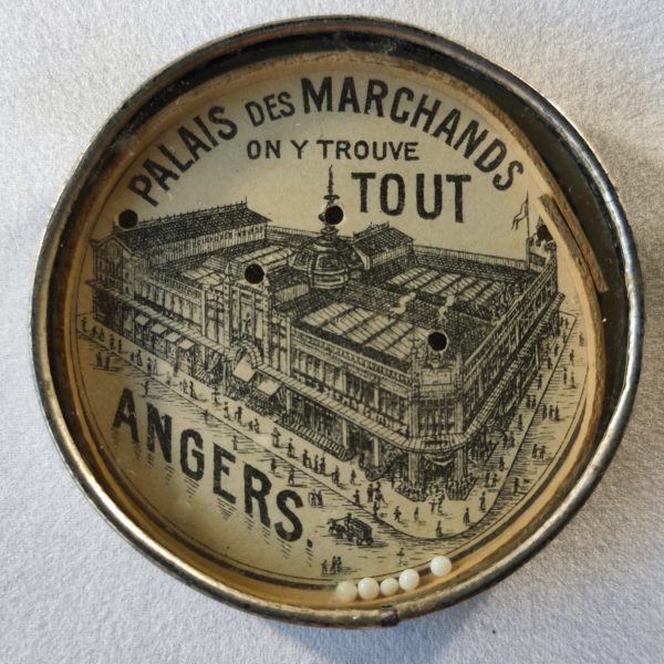 "Palais des Marchands" Angers. Petit miroir rond à système.