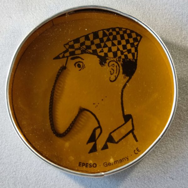 Petit miroir rond à système : caricature homme à casquette avec nez chaînette mobile.