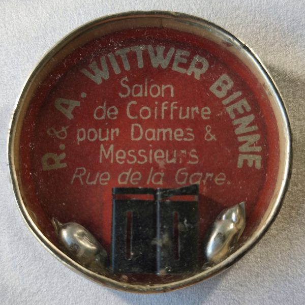 Salon de coiffure, R.&A. Wittwer Bienne. Petit miroir rond à système.