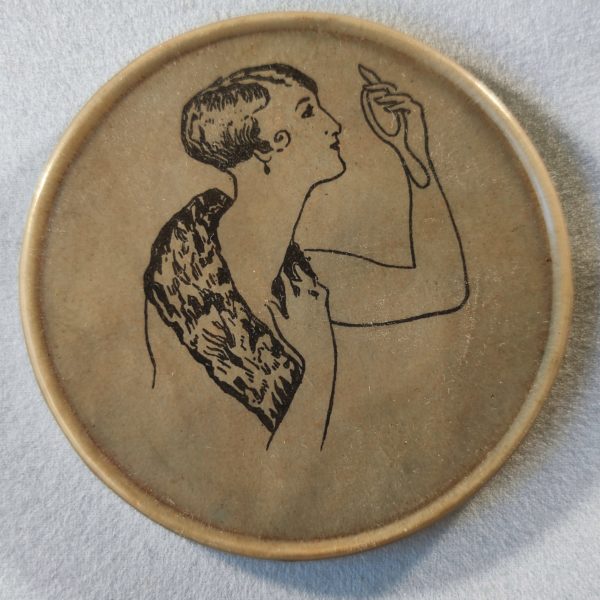 Élégante au miroir (rond - beige) (vers la droite)