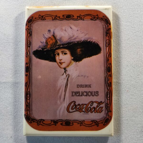 Coca Cola (rectangulaire- Drink delicious - Chapeau vers la gauche)