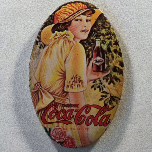 Coca Cola (ovale - Robe jaune, main gauche) (double)