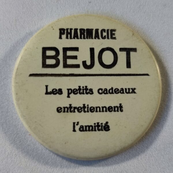 "Pharmacie BEJOT, les petits cadeaux entretiennent l'amitié".