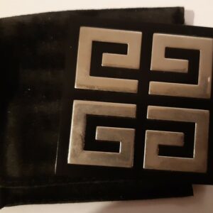 "Givenchy" (carré sous pochette)
