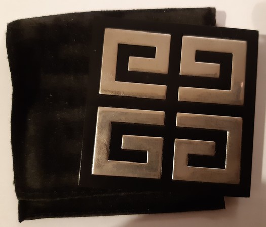 "Givenchy" (carré sous pochette)