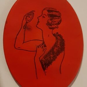 Élégante au miroir (ovale - fond rouge)