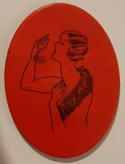 Élégante au miroir (ovale - fond rouge)