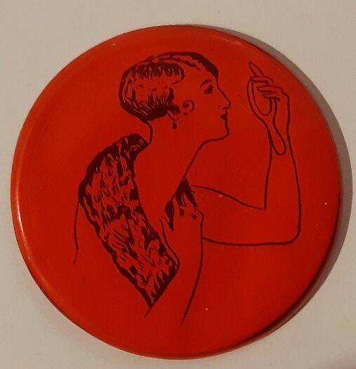 Élégante au miroir (rond - rouge) (vers la droite)